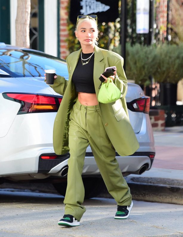 Pia Mia - Shows her toned abs while grabbing coffee in Westwood