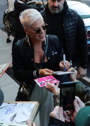 Pink - Signs Autographs by Her Hotel in New York