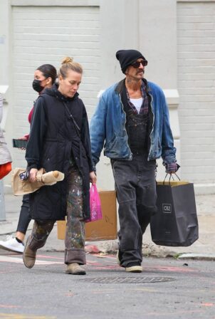 Piper Perabo - With her husband Stephen Kay running errands in New York
