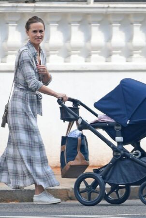 Pippa Middleton - Pushes a pram along the streets of Chelsea
