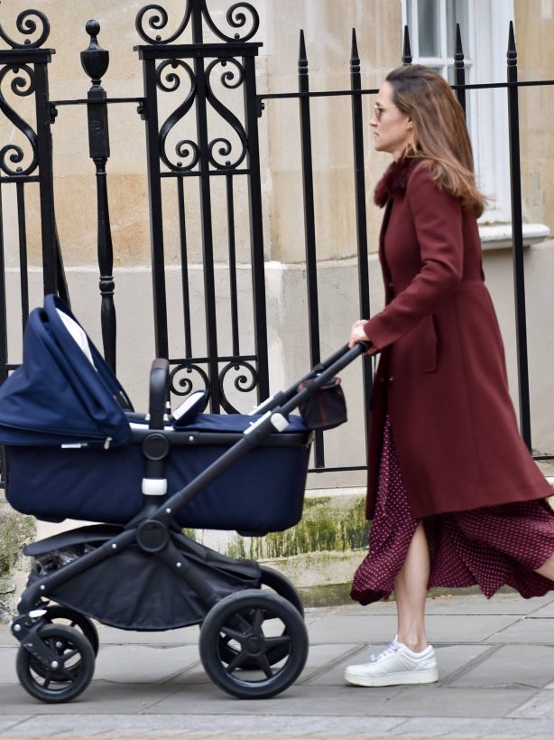 Pippa Middleton - Walking on the old Brompton road near earls court in London