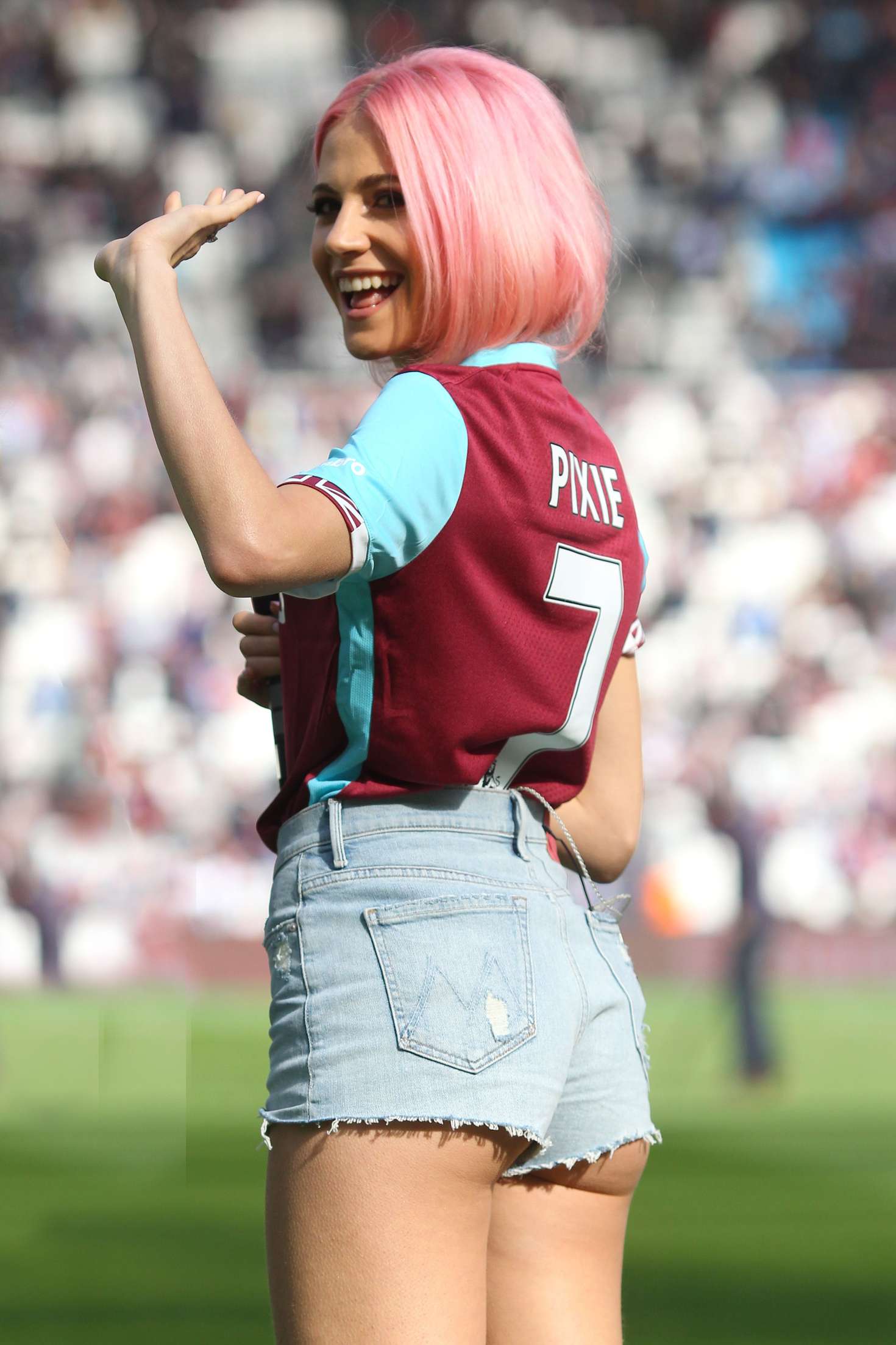 Pixie Lott Performs At West Ham United V Everton 19 Gotceleb
