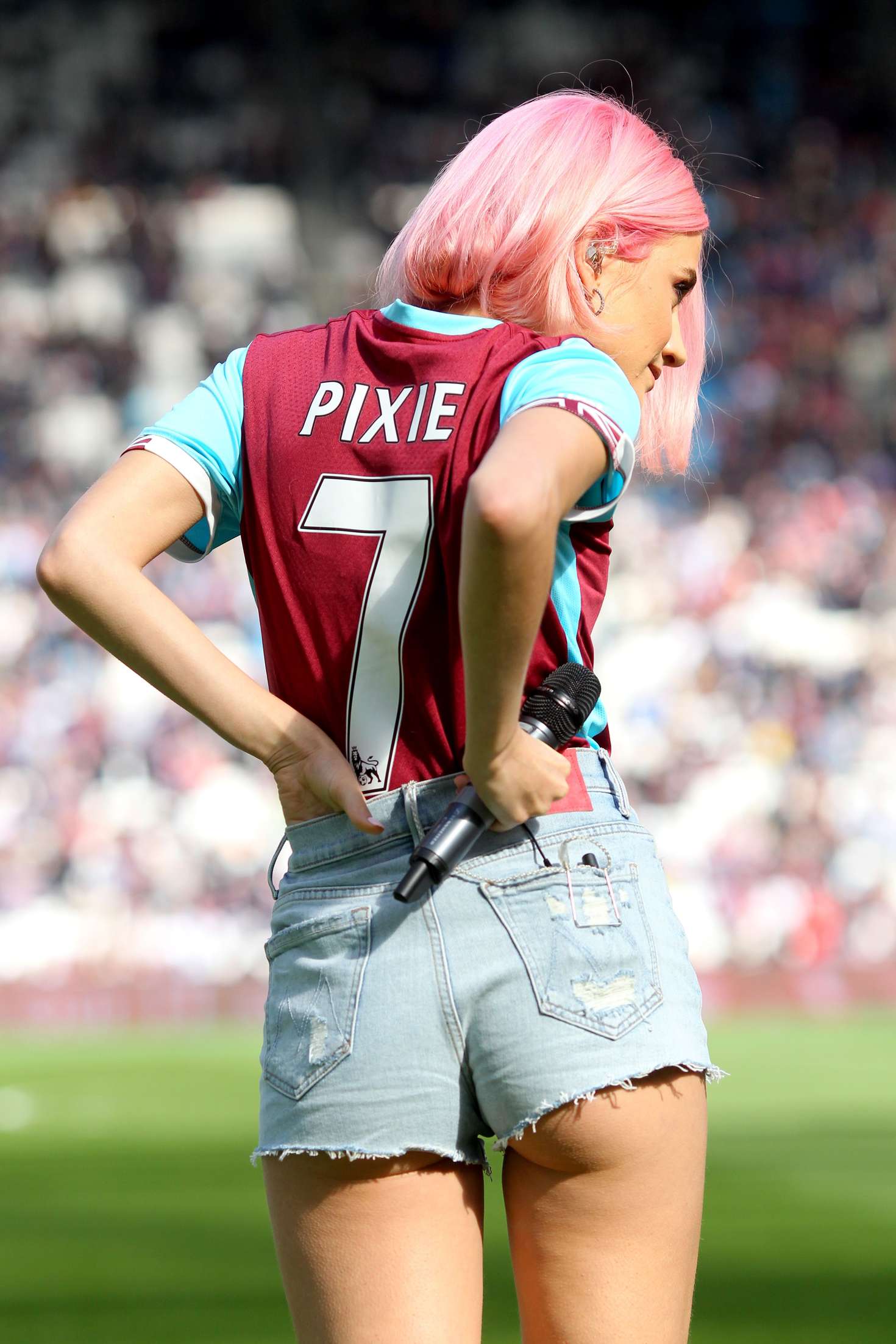Pixie Lott Performs At West Ham United V Everton 22 Gotceleb