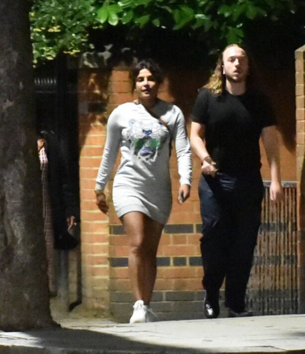 Priyanka Chopra - Steps out to dinner with friends in Nottinghill
