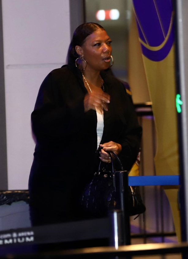 Queen Latifah - Seen at the Lakers game at the Crypto.com Arena in Los Angeles