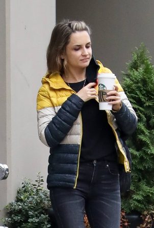 Rachael Leigh Cook - Grabs coffee in Vancouver