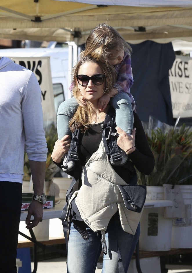 Rachael Leigh Cook with her kids at a farmers market in LA