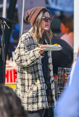 Rachel Bilson - Seen on a day out at the farmer's market