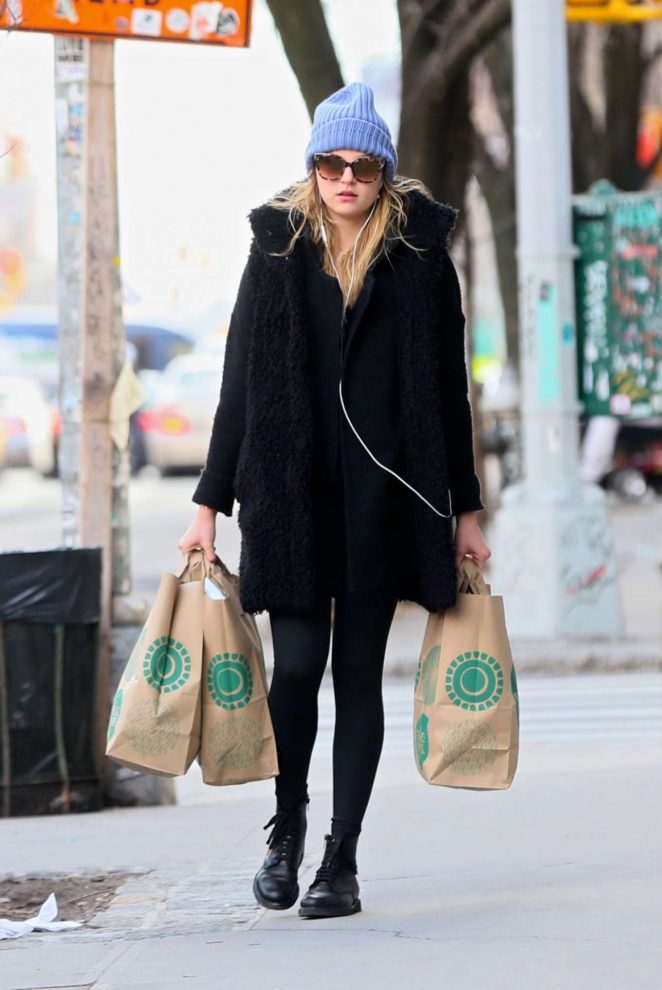 Rachel Hilbert Out Shopping in New York