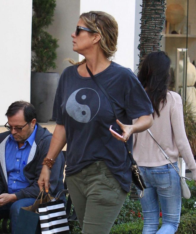 Rachel Hunter Shopping at the Grove in Los Angeles