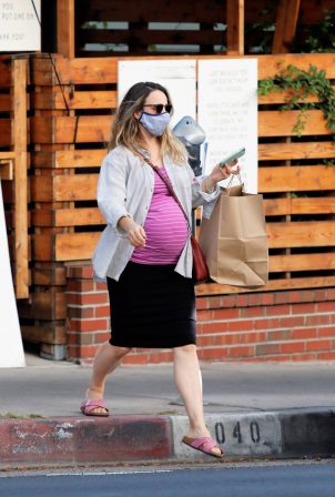 Rachel McAdams shows baby bump while grabbing food in Los Angeles
