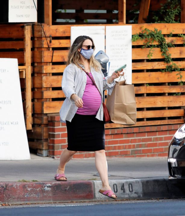 Rachel McAdams shows baby bump while grabbing food in Los Angeles