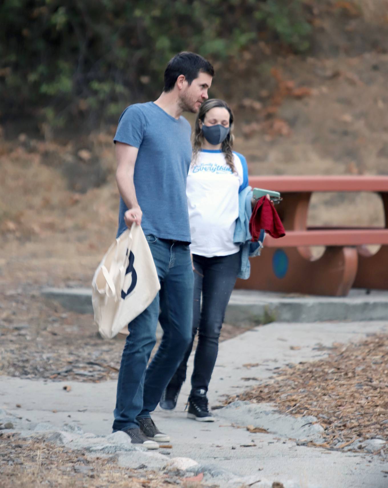 Rachel McAdams – Shows baby bump with Jamie Linden in Los Angeles