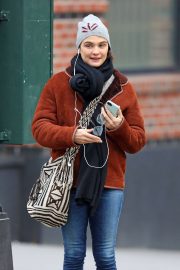 Rachel Weisz - Meeting with a friend at cafe in New York