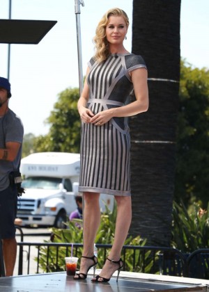 Rebecca Romijn - On the set of 'Extra' at Universal City
