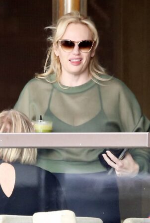 Rebel Wilson - Dining with friends in Sydney