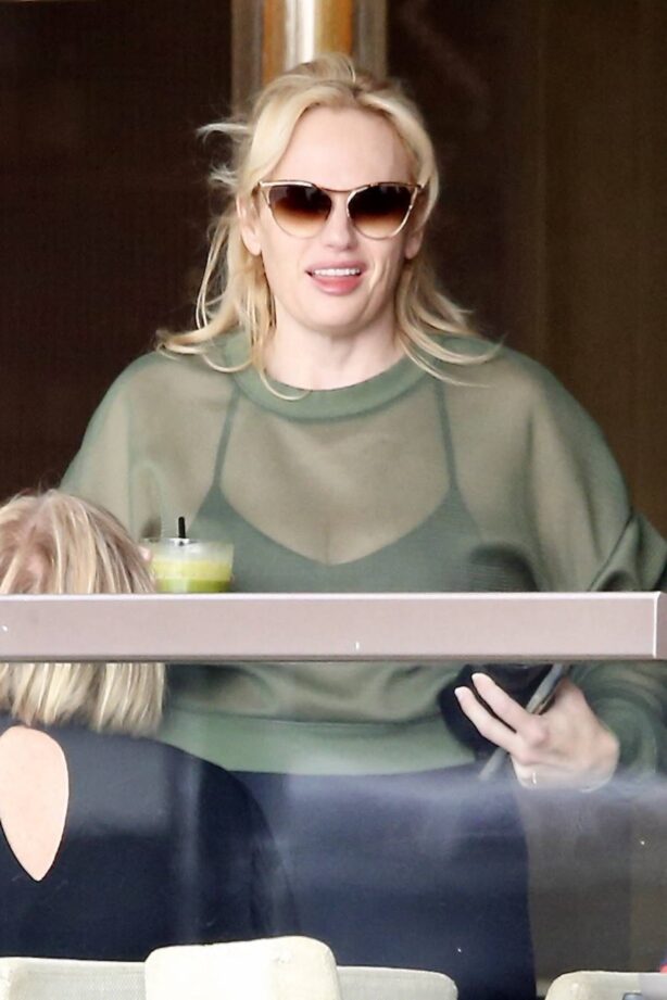 Rebel Wilson - Dining with friends in Sydney