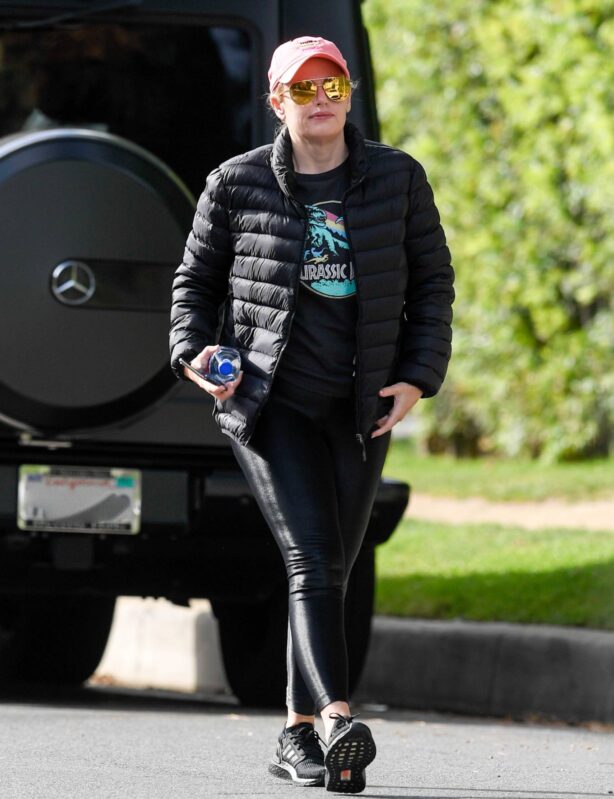 Rebel Wilson - Steps out for a hike in Los Angeles