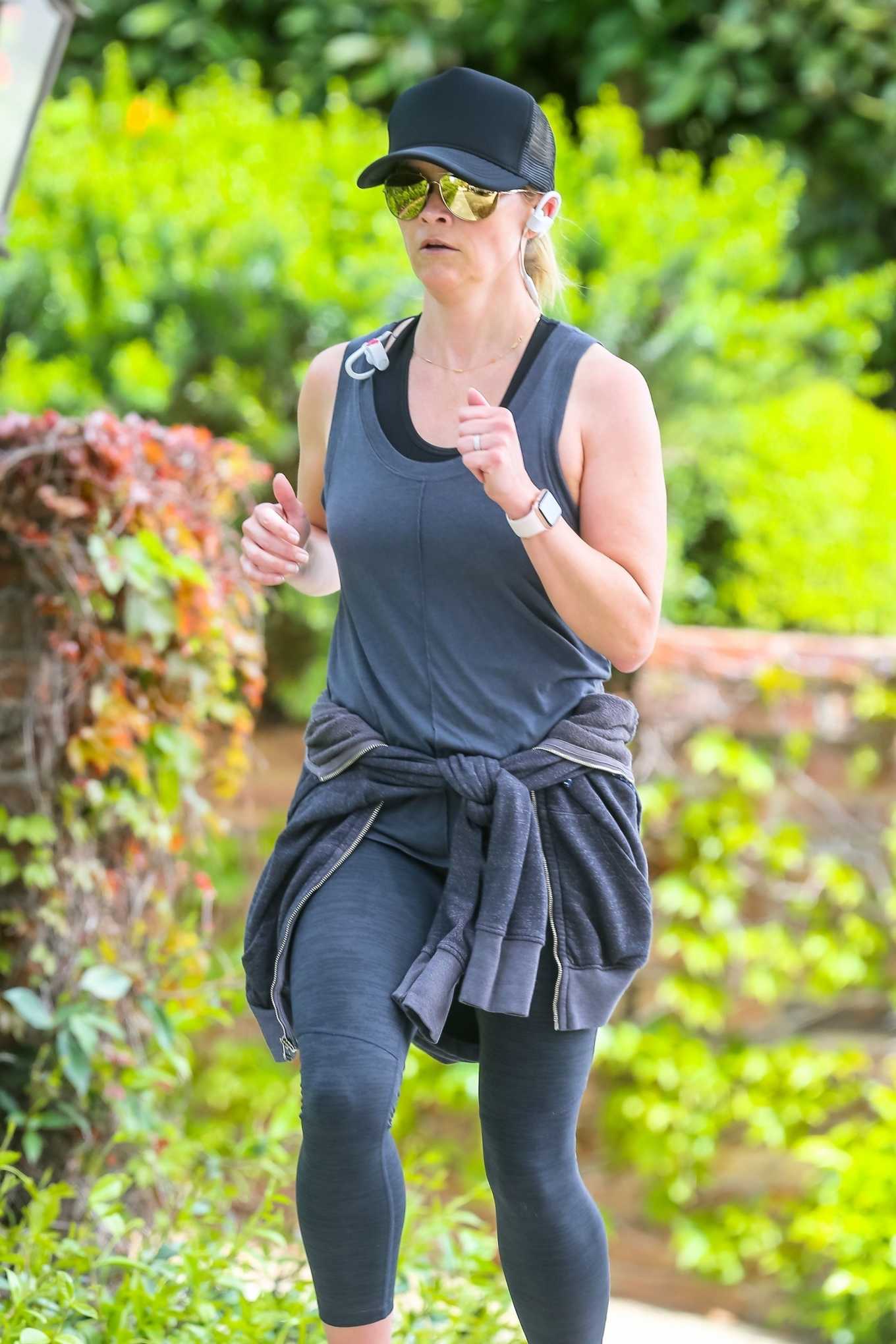 Reese Whiterspoon â€“ Jogging candids