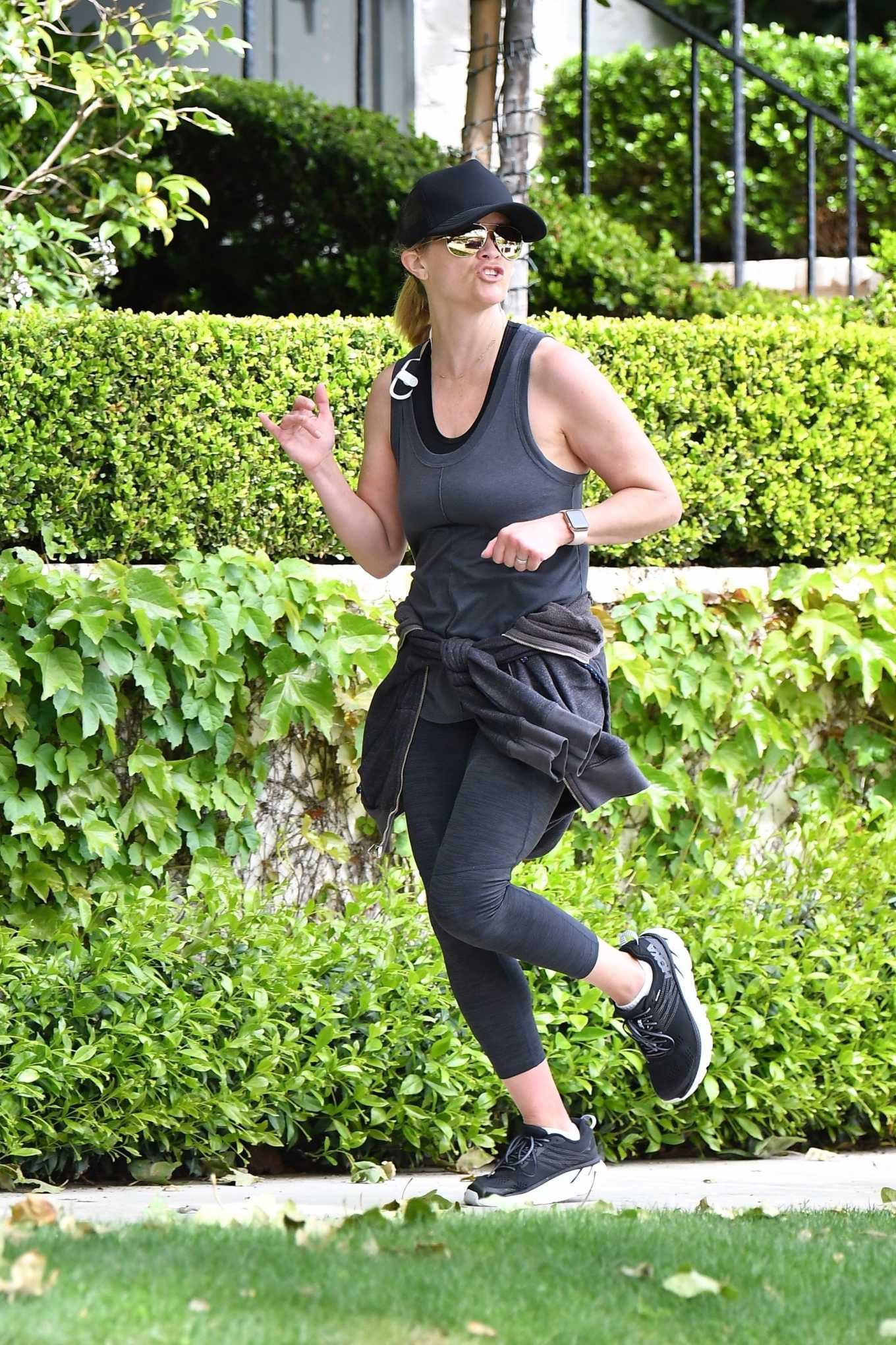 Reese Whiterspoon â€“ Jogging candids