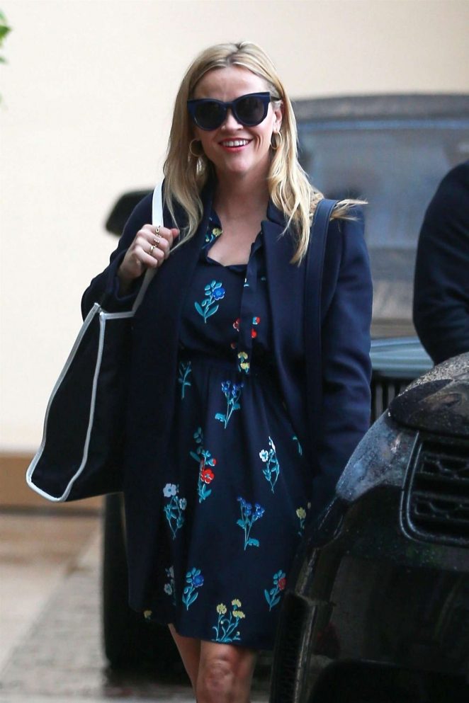 Reese Witherspoon - Arrives for a birthday lunch with friends in Hollywood