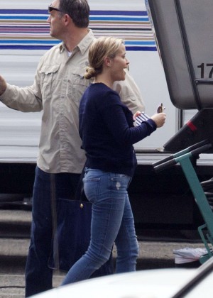 Reese Witherspoon - Arrives on set in Malibu
