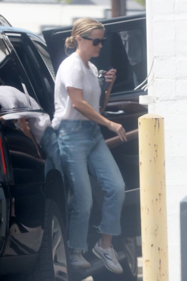 Reese Witherspoon - Arriving to a local studio in Beverly Hills