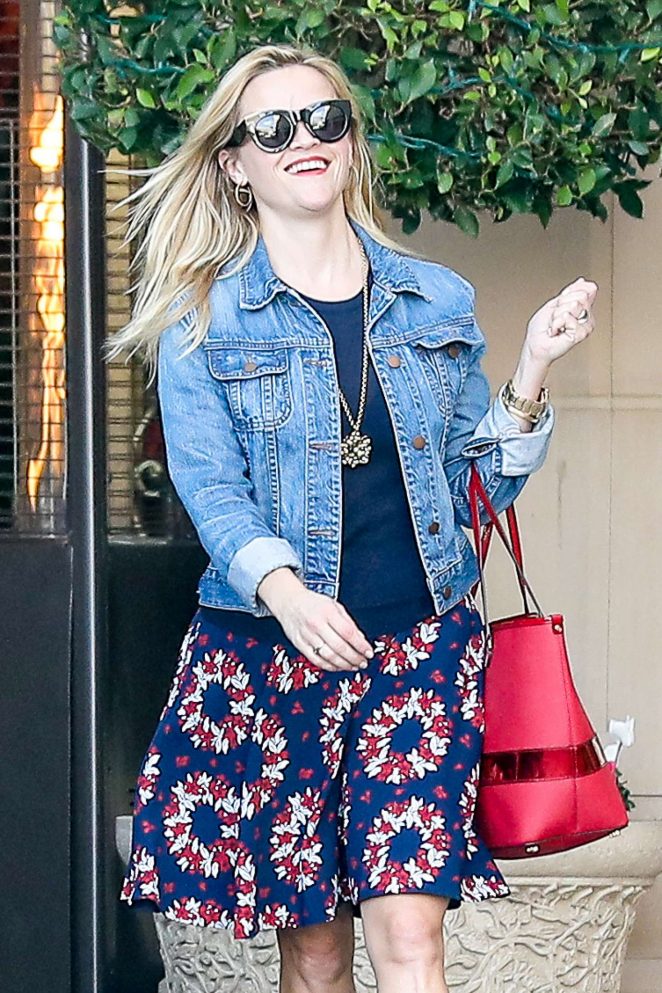 Reese Witherspoon at Christmas shopping in Beverly Hills