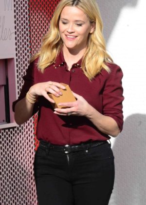 Reese Witherspoon at Sprinkles Cupcakes ATM machine in Beverly Hills