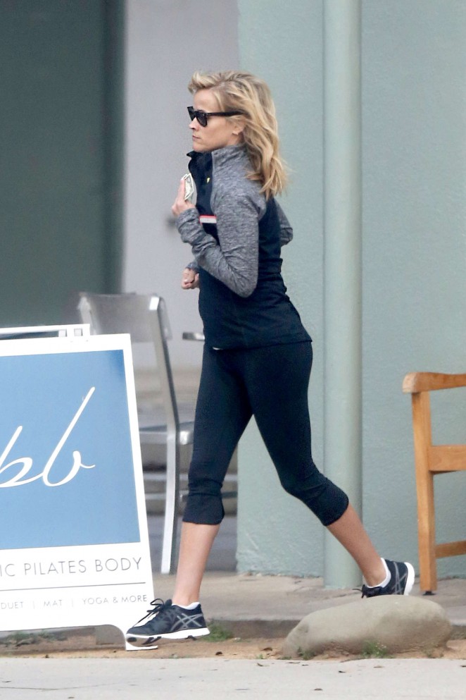 Reese Witherspoon in Leggings at Coffee Shop in Brentwood