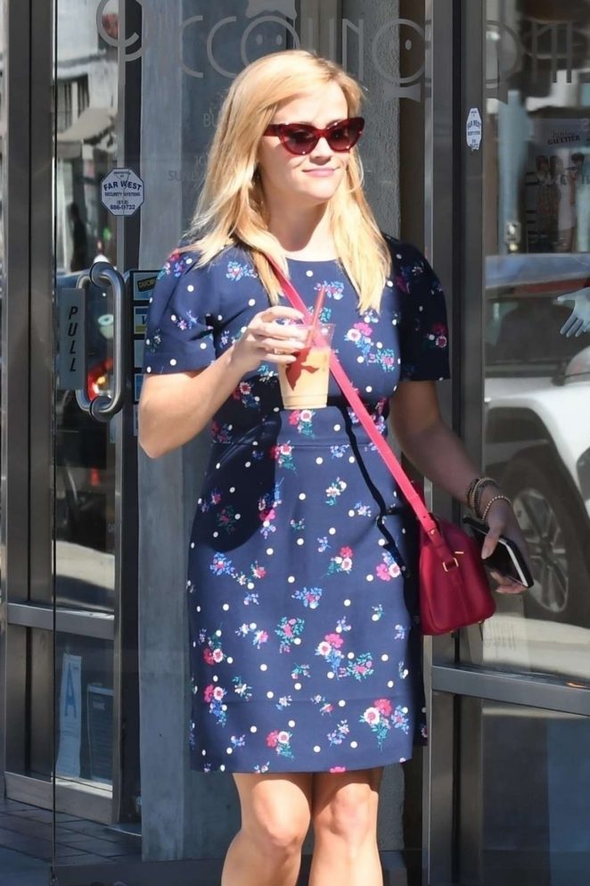 Reese Witherspoon - Grabs coffee in Los Angeles