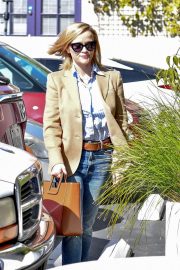 Reese Witherspoon - Heading into her office in Brentwood