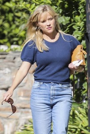 Reese Witherspoon - Heading to a friend's house in Santa Monica