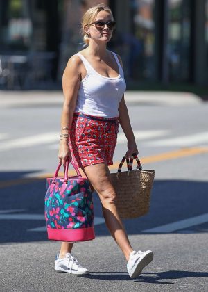 Reese Witherspoon - Heads to a spa in Brentwood