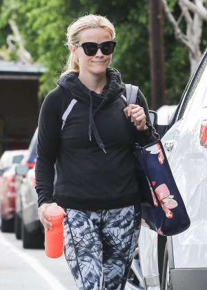 Reese Witherspoon Heads to Morning Yoga in Brentwood