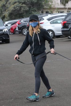 Reese Witherspoon - Hiking candids in Santa Monica