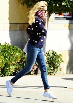 Reese Witherspoon in Jeans Shopping in Brentwood