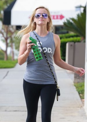 Reese Witherspoon in Leggings at a yoga in Brentwood