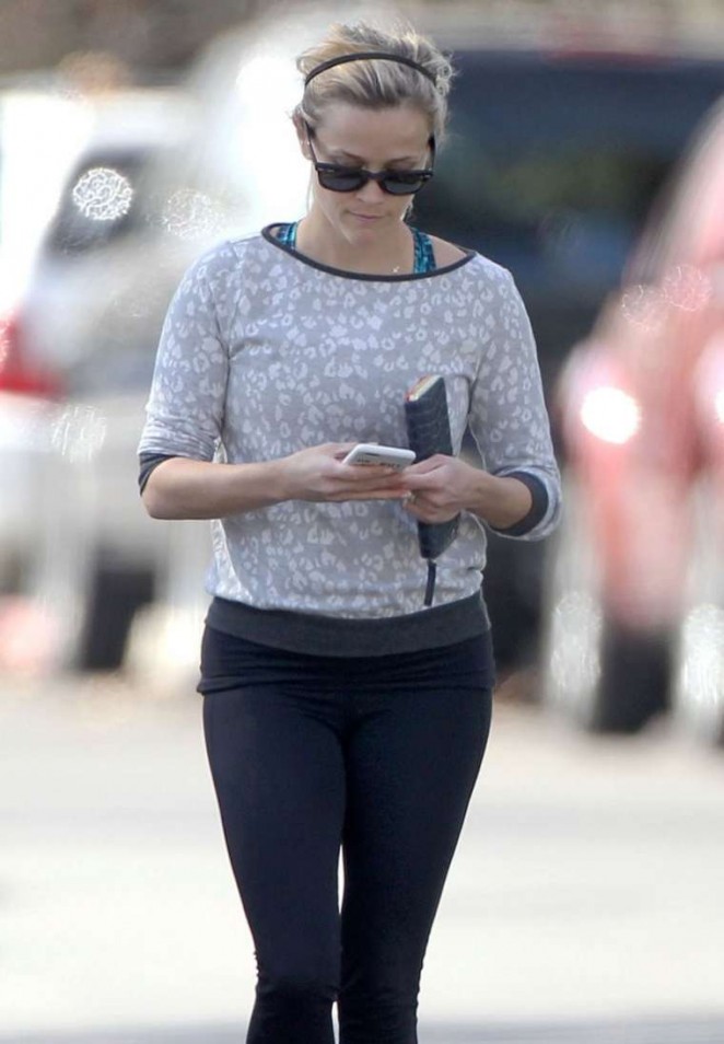 Reese Witherspoon in Tight Leggings out in Pacific Palisades