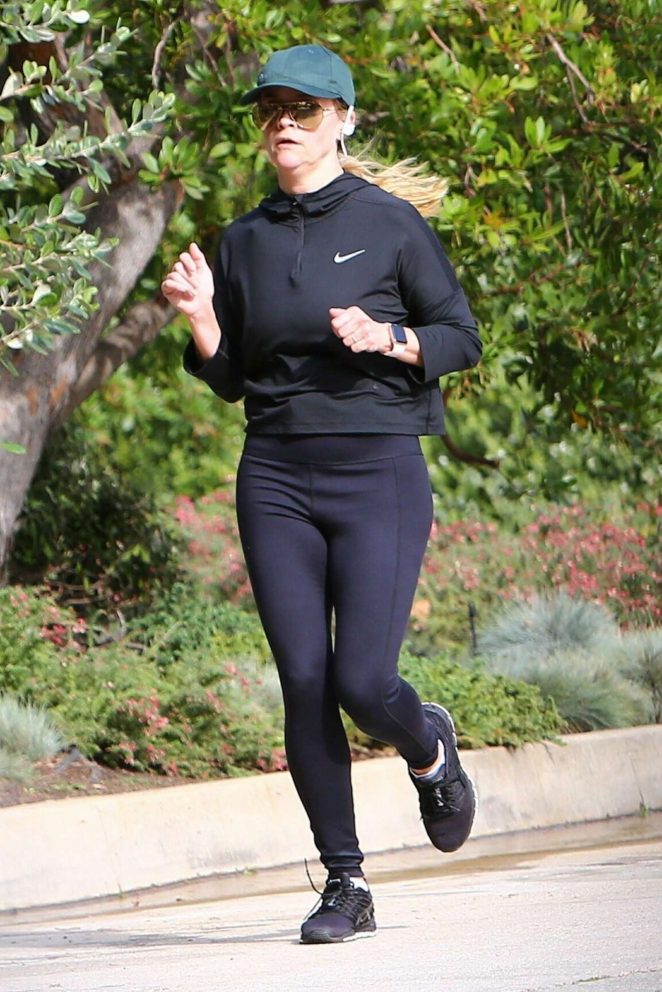 Reese Witherspoon - Jog candids in Santa Monica
