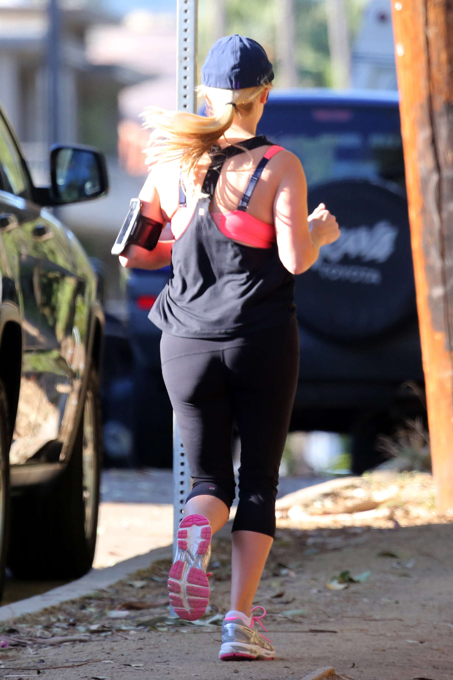 Reese Witherspoon 2015 : Reese Witherspoon in Tights Jogging -24. 