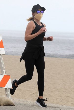 Reese Witherspoon - Jogging in Malibu