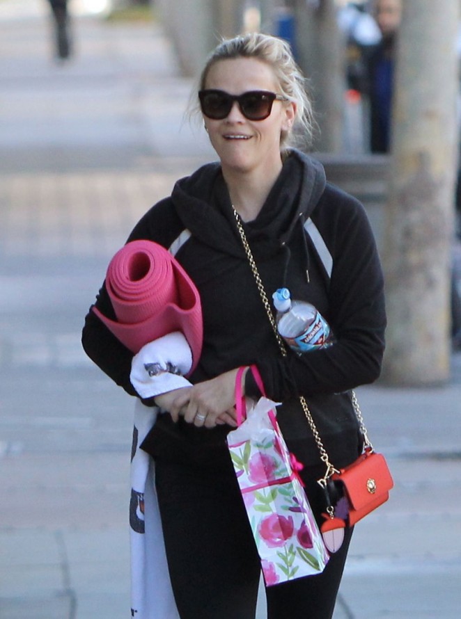 Reese Witherspoon - Leaves Yoga Class In Brentwood