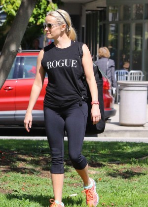 Reese Witherspoon - Leaving a yoga class in Brentwood