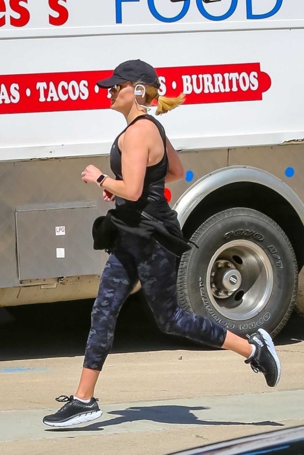 Reese Witherspoon - Looks sporty while jog in Brentwood