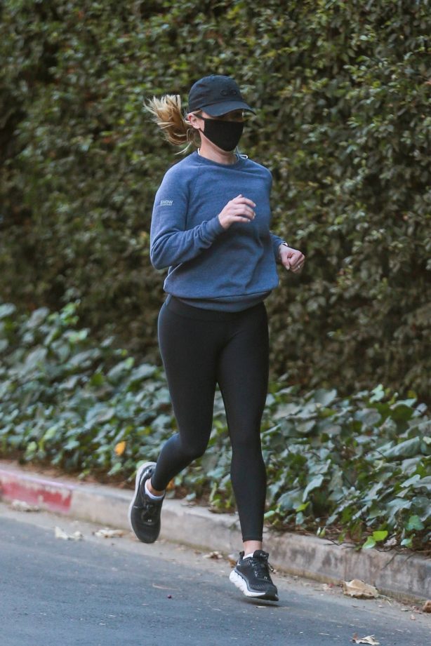 Reese Witherspoon - Morning jog candids in Brentwood