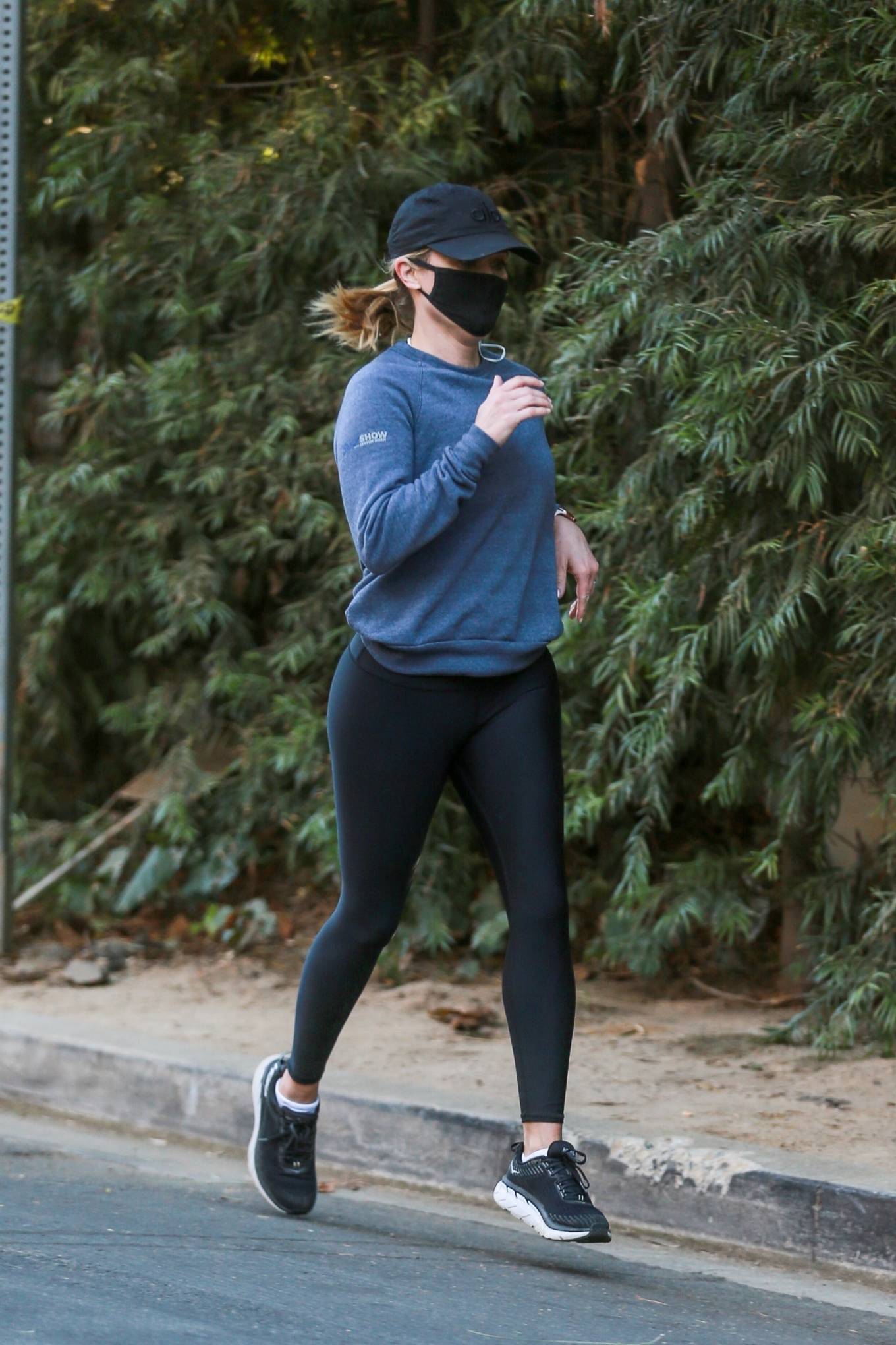 Reese Witherspoon – Morning jog candids in Brentwood