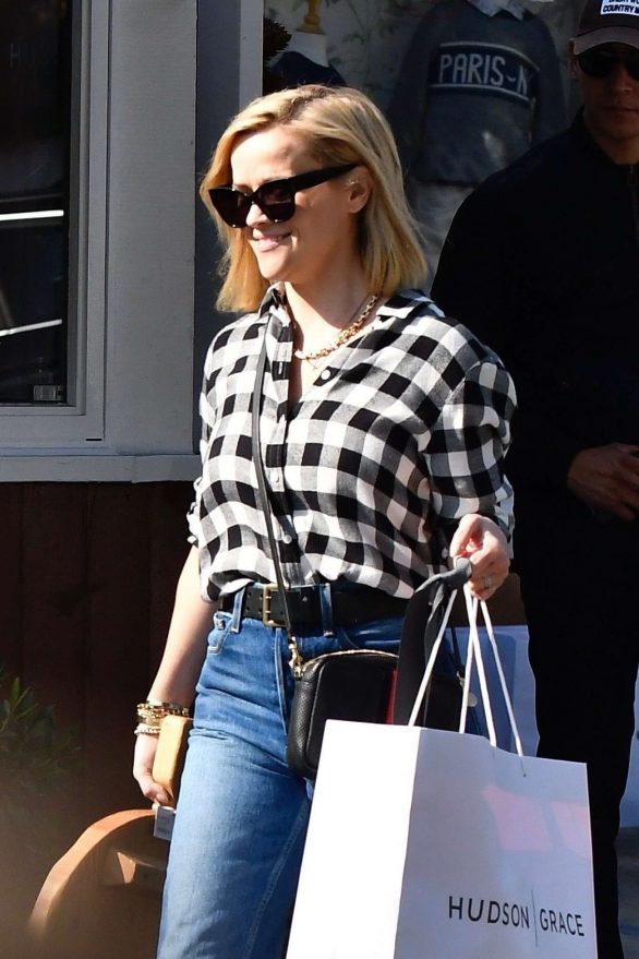 Reese Witherspoon - On her Christmas shopping in Brentwood