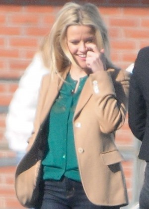 Reese Witherspoon - On the set of 'Big Little Lies' in Los Angeles