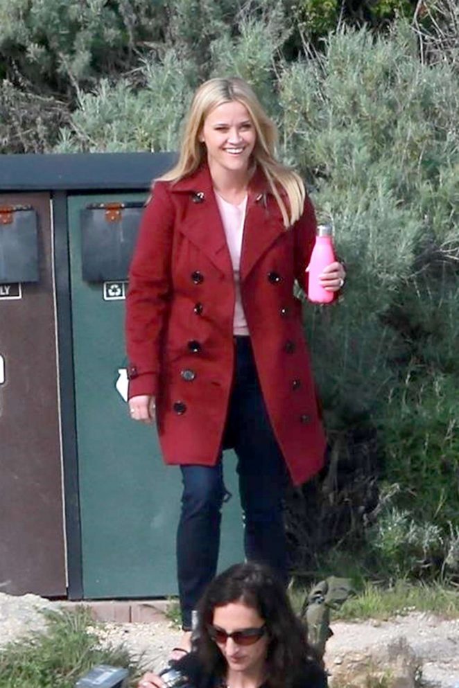 Reese Witherspoon - On the set of 'Big Little Lies' in Monterey